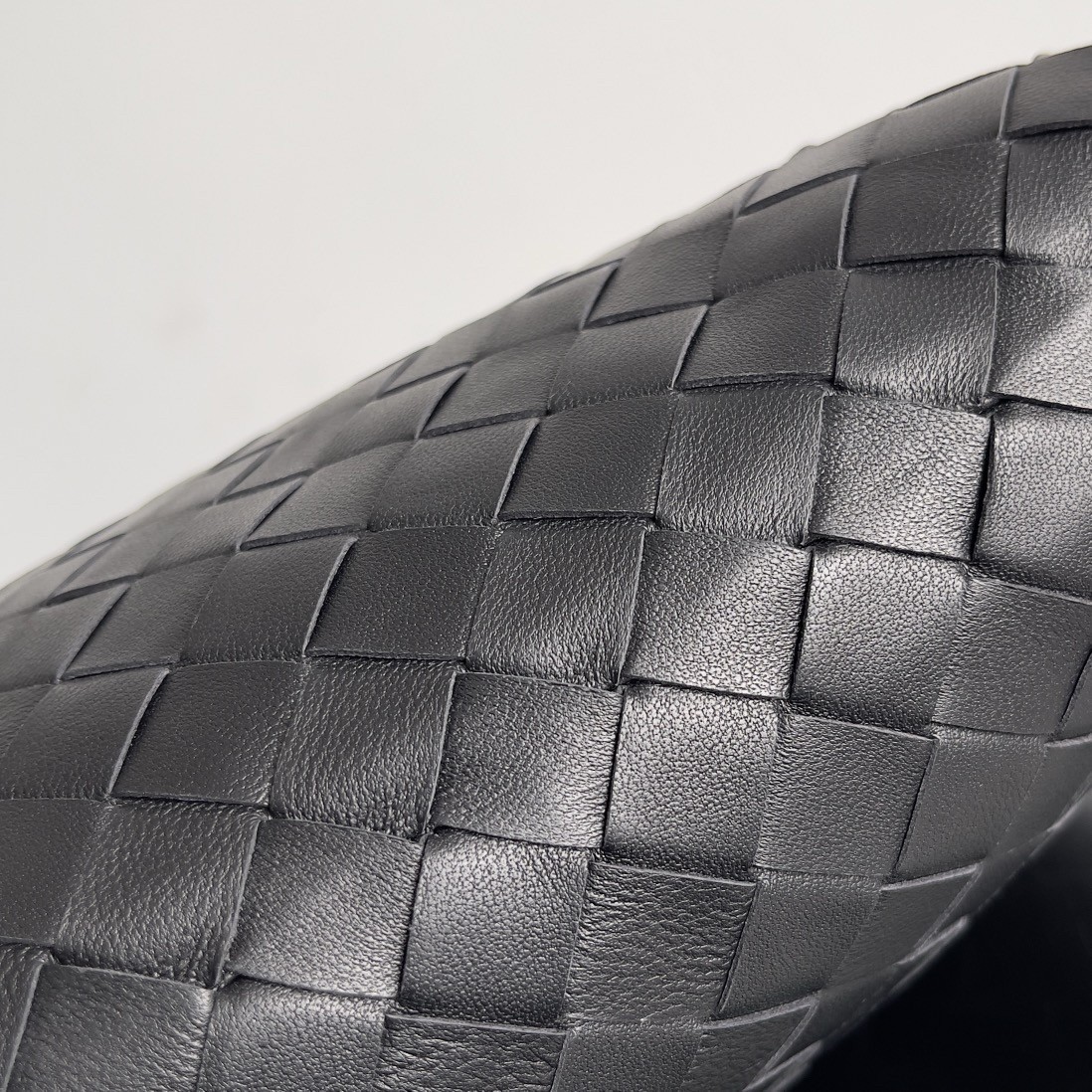 bo*te*ga Ve*ne*ta small hop bag in black intrecciato calfskin
