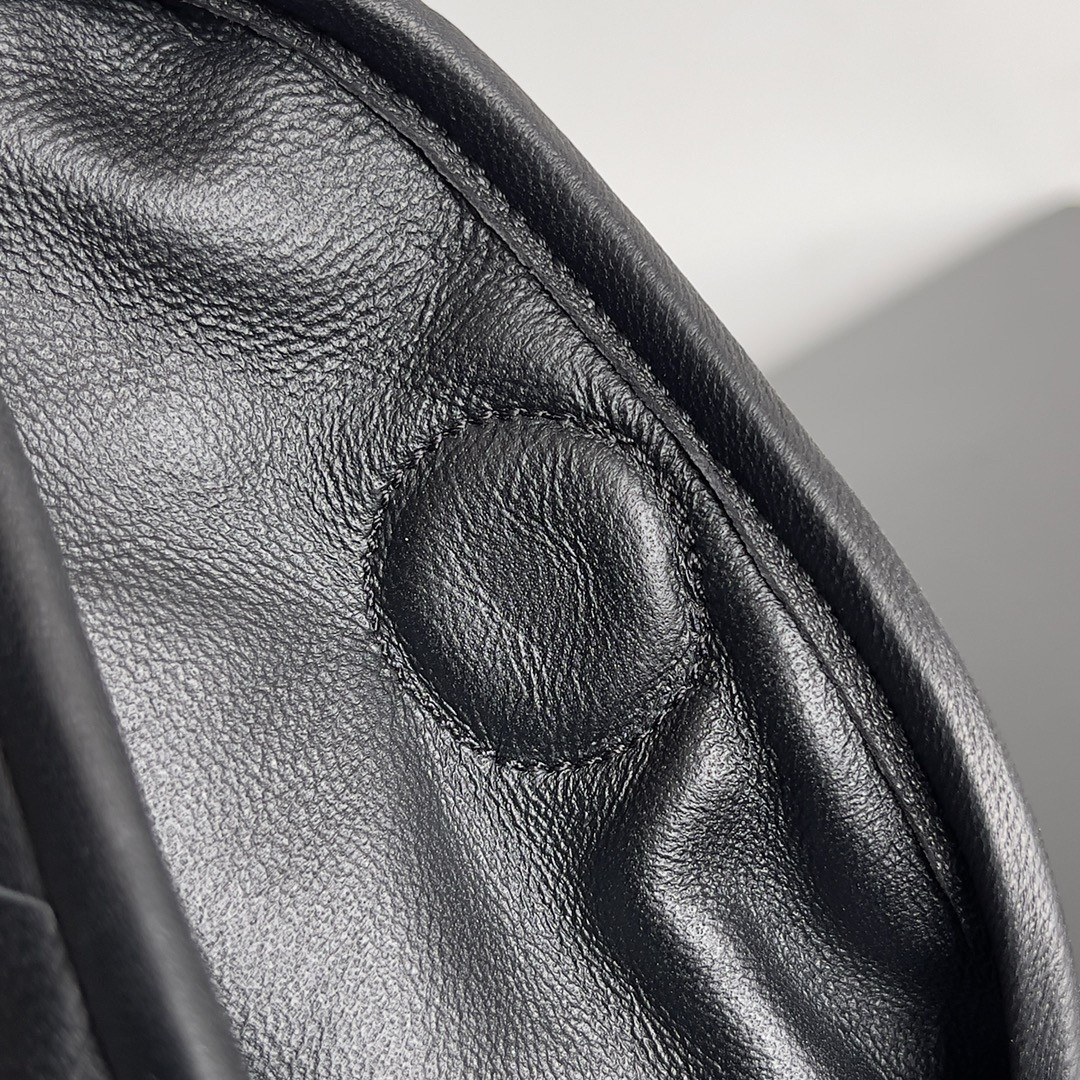 bo*te*ga Ve*ne*ta small hop bag in black intrecciato calfskin