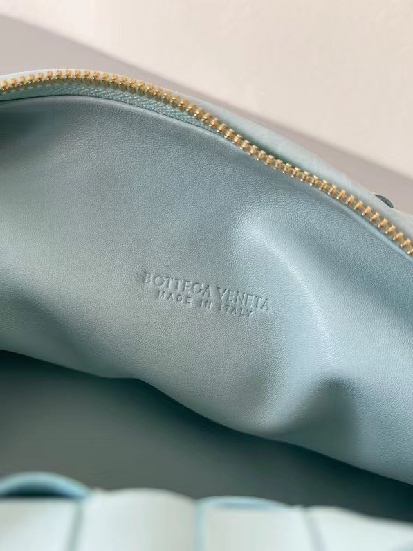 bo*te*ga Ve*ne*ta bv jodie teen bag in blue intrecciato leather