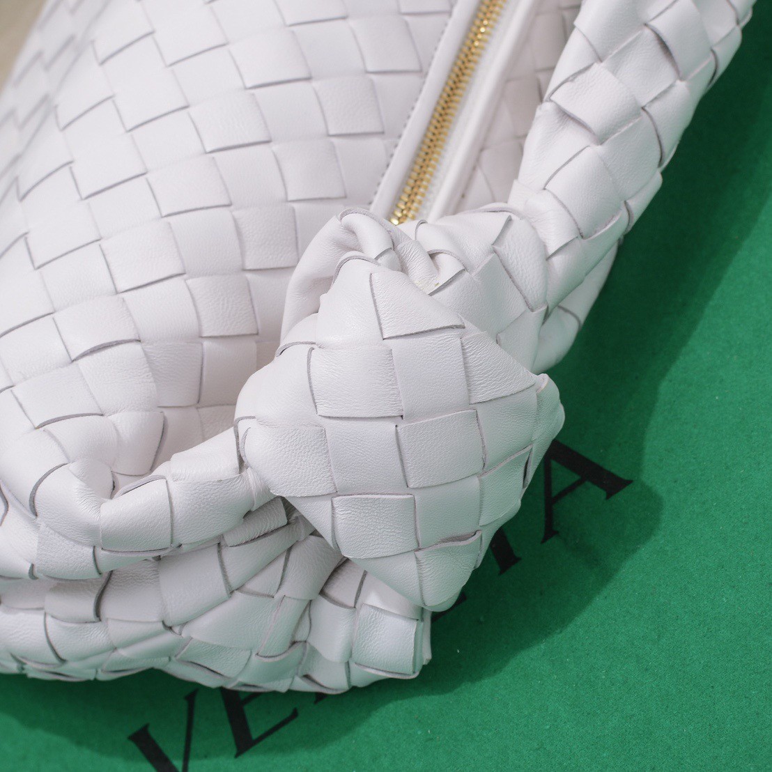 bo*te*ga Ve*ne*ta bv jodie teen bag in white intrecciato leather