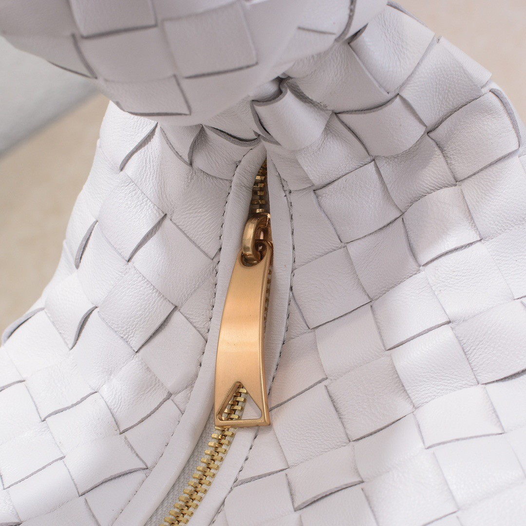 bo*te*ga Ve*ne*ta bv jodie teen bag in white intrecciato leather
