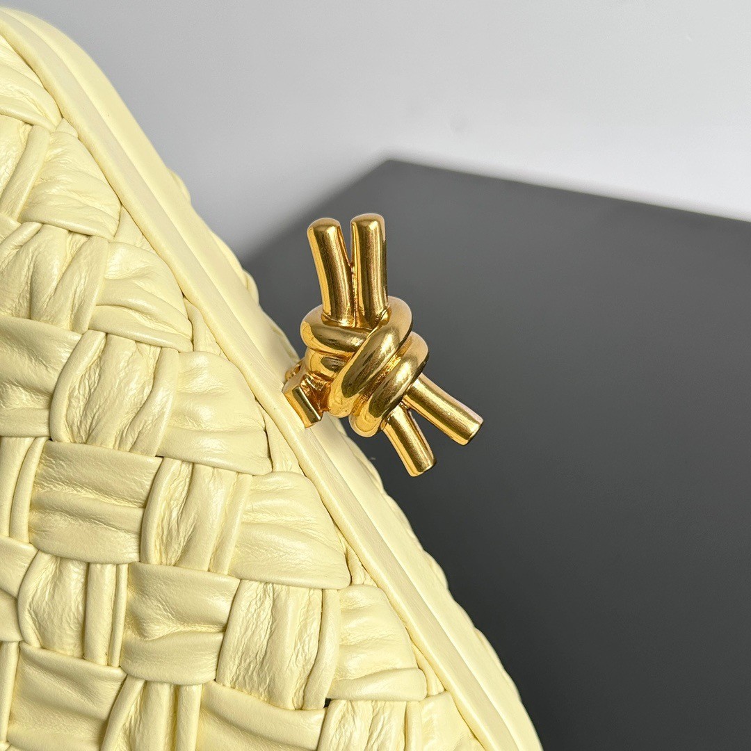 bo*te*ga Ve*ne*ta knot minaudiere clutch in ice cream foulard intreccio leather