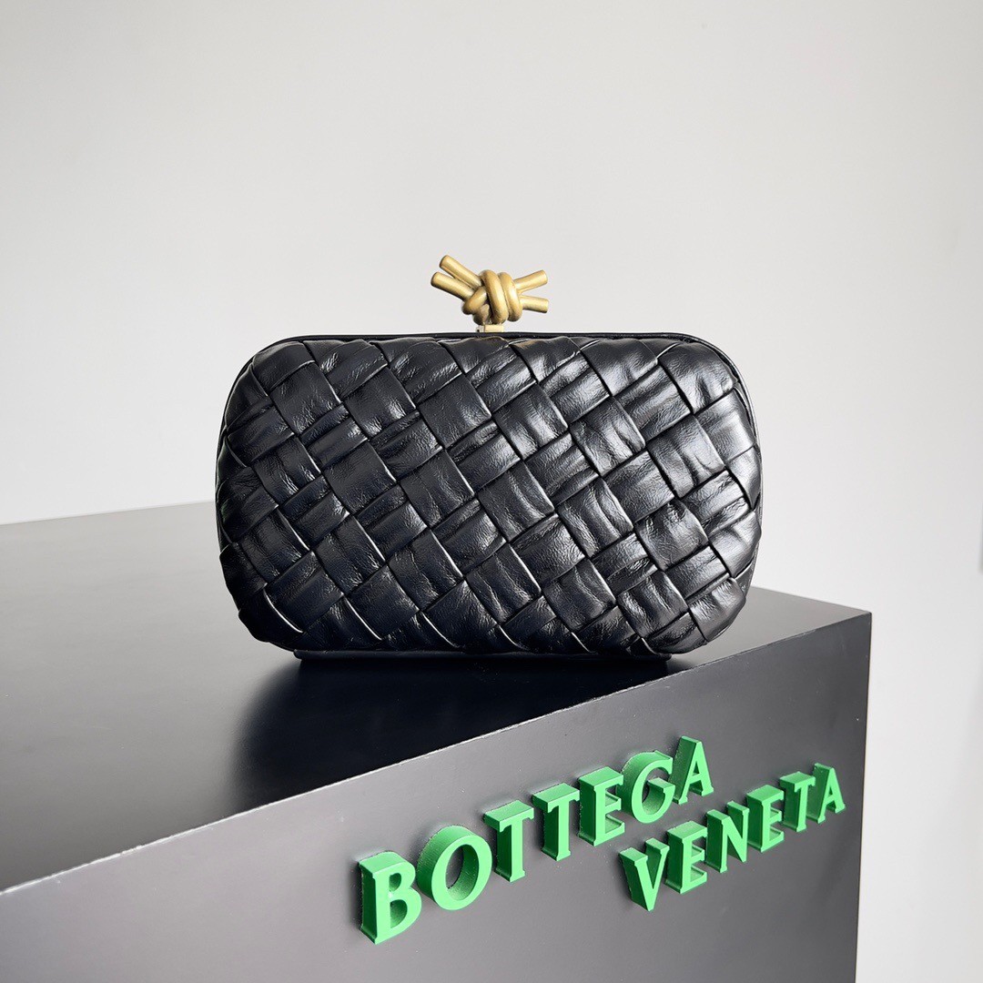 bo*te*ga Ve*ne*ta knot minaudiere clutch in black foulard intreccio leather