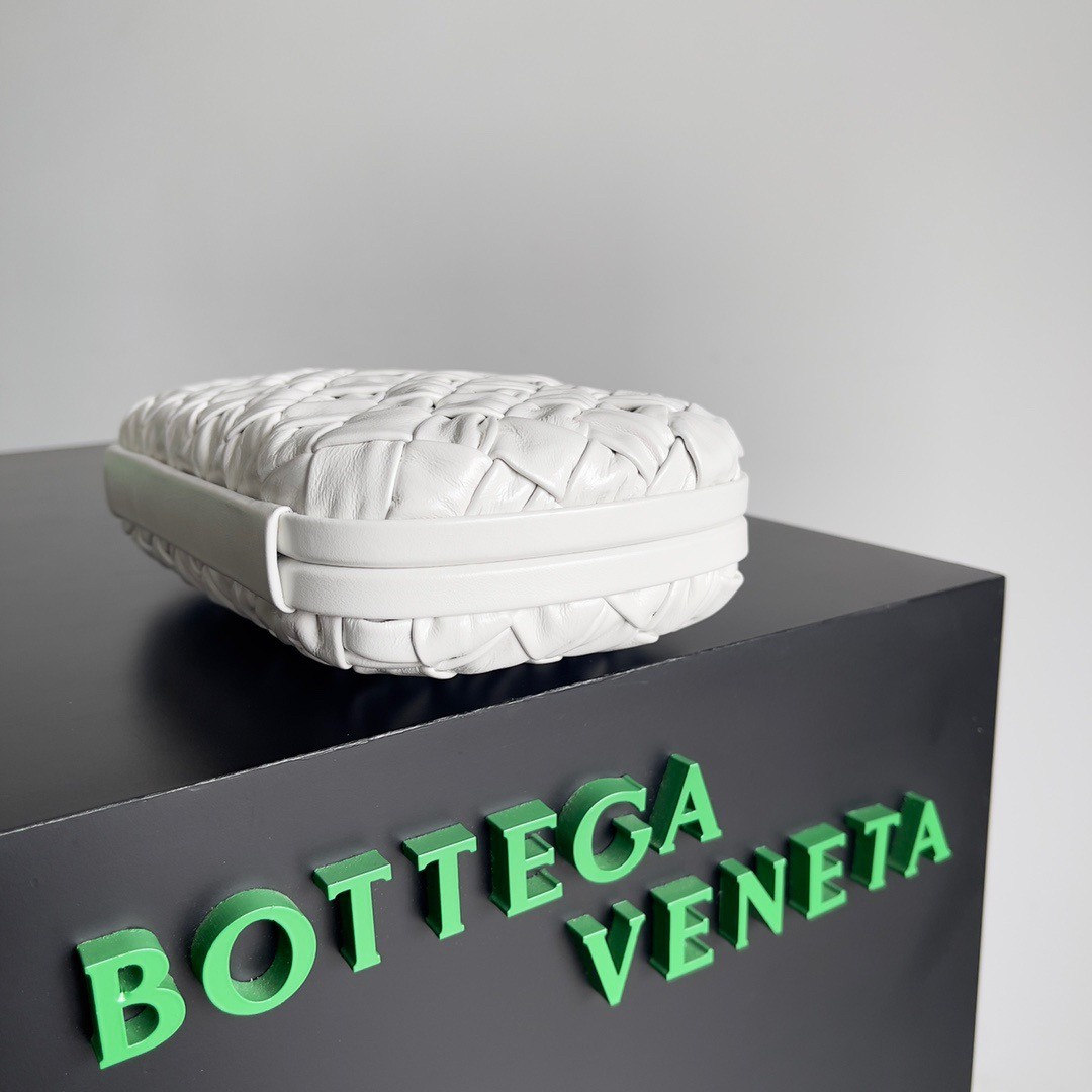 bo*te*ga Ve*ne*ta knot minaudiere clutch in white foulard intreccio leather