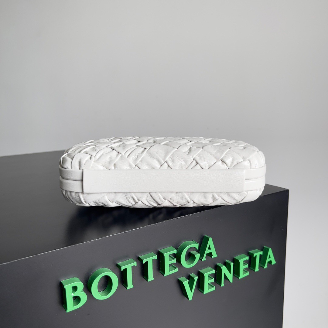 bo*te*ga Ve*ne*ta knot minaudiere clutch in white foulard intreccio leather