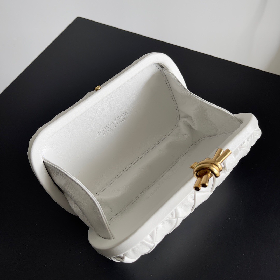 bo*te*ga Ve*ne*ta knot minaudiere clutch in white foulard intreccio leather