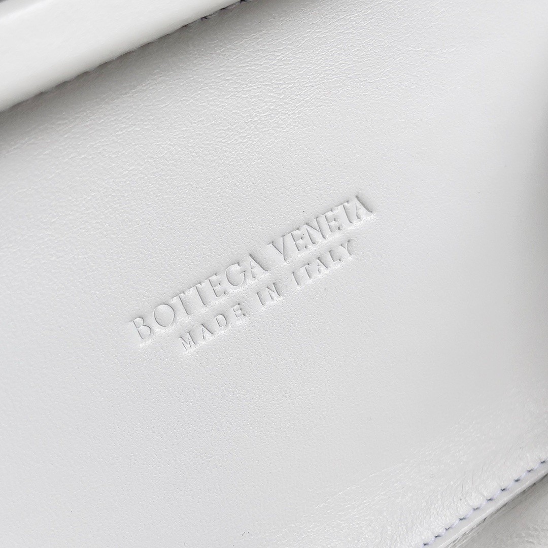 bo*te*ga Ve*ne*ta knot minaudiere clutch in white foulard intreccio leather