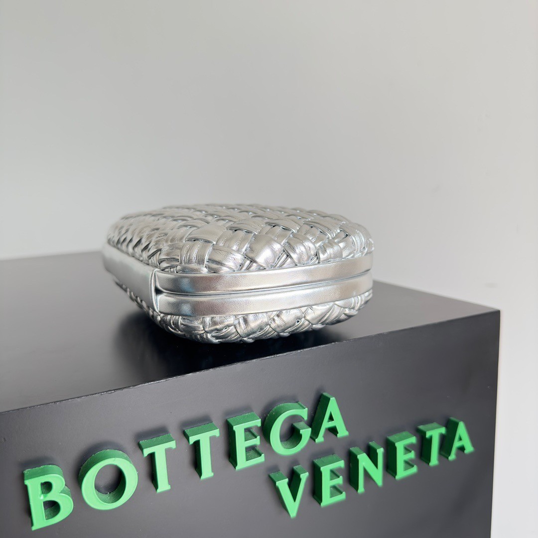 bo*te*ga Ve*ne*ta knot minaudiere clutch in silver intreccio laminated leather