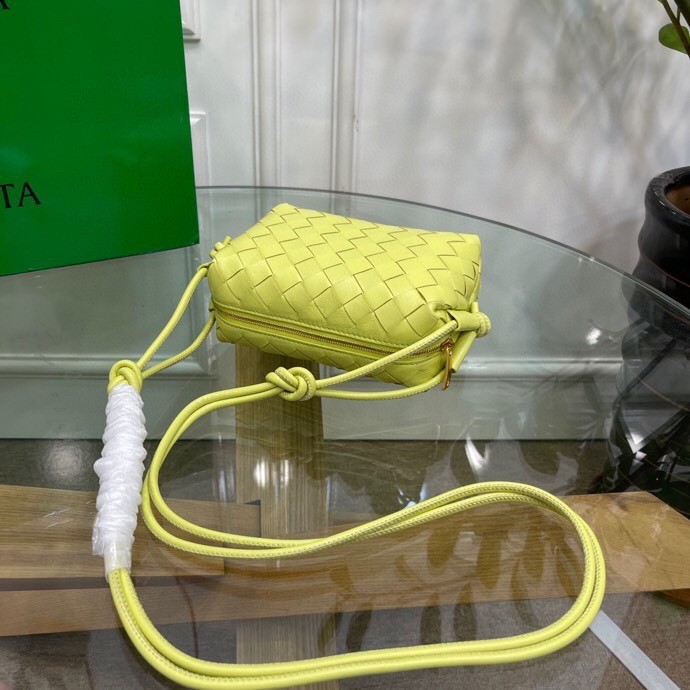 bo*te*ga Ve*ne*ta loop mini bag in kiwi intrecciato lambskin