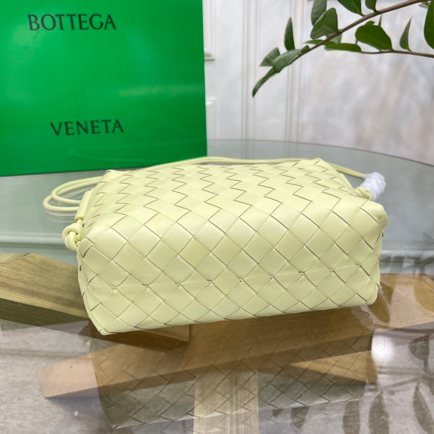 bo*te*ga Ve*ne*ta loop small bag in lantern intrecciato lambskin