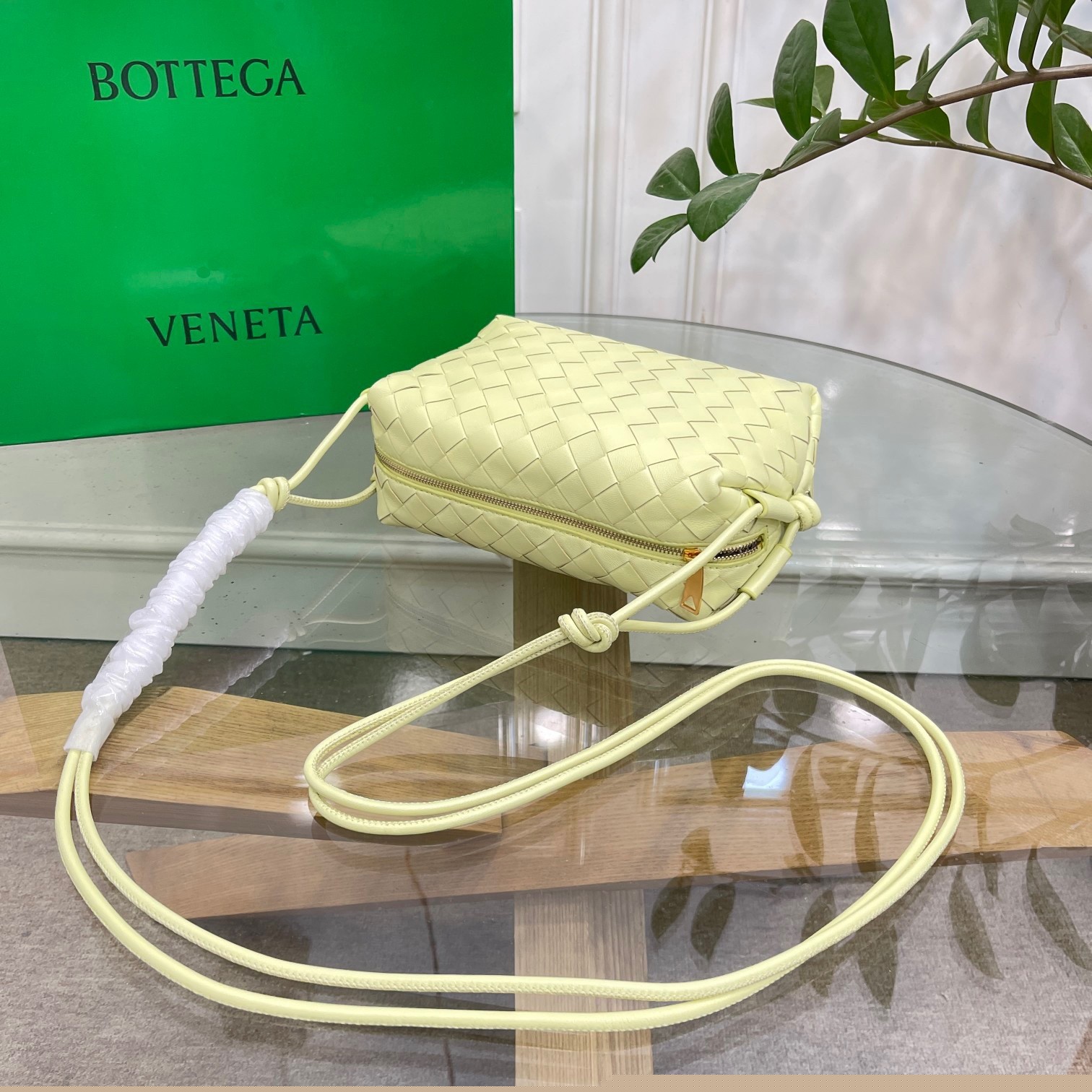 bo*te*ga Ve*ne*ta loop small bag in lantern intrecciato lambskin
