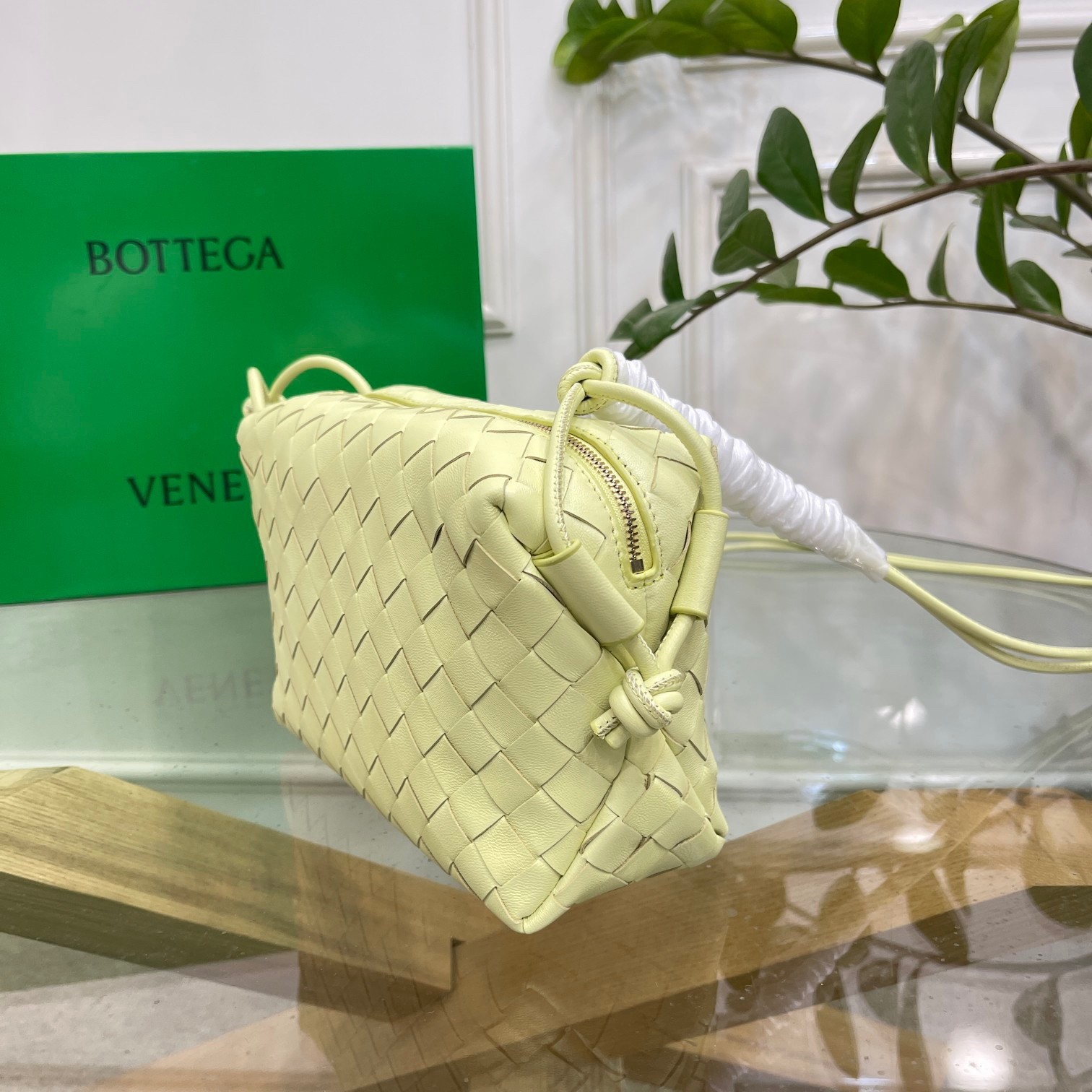 bo*te*ga Ve*ne*ta loop small bag in lantern intrecciato lambskin