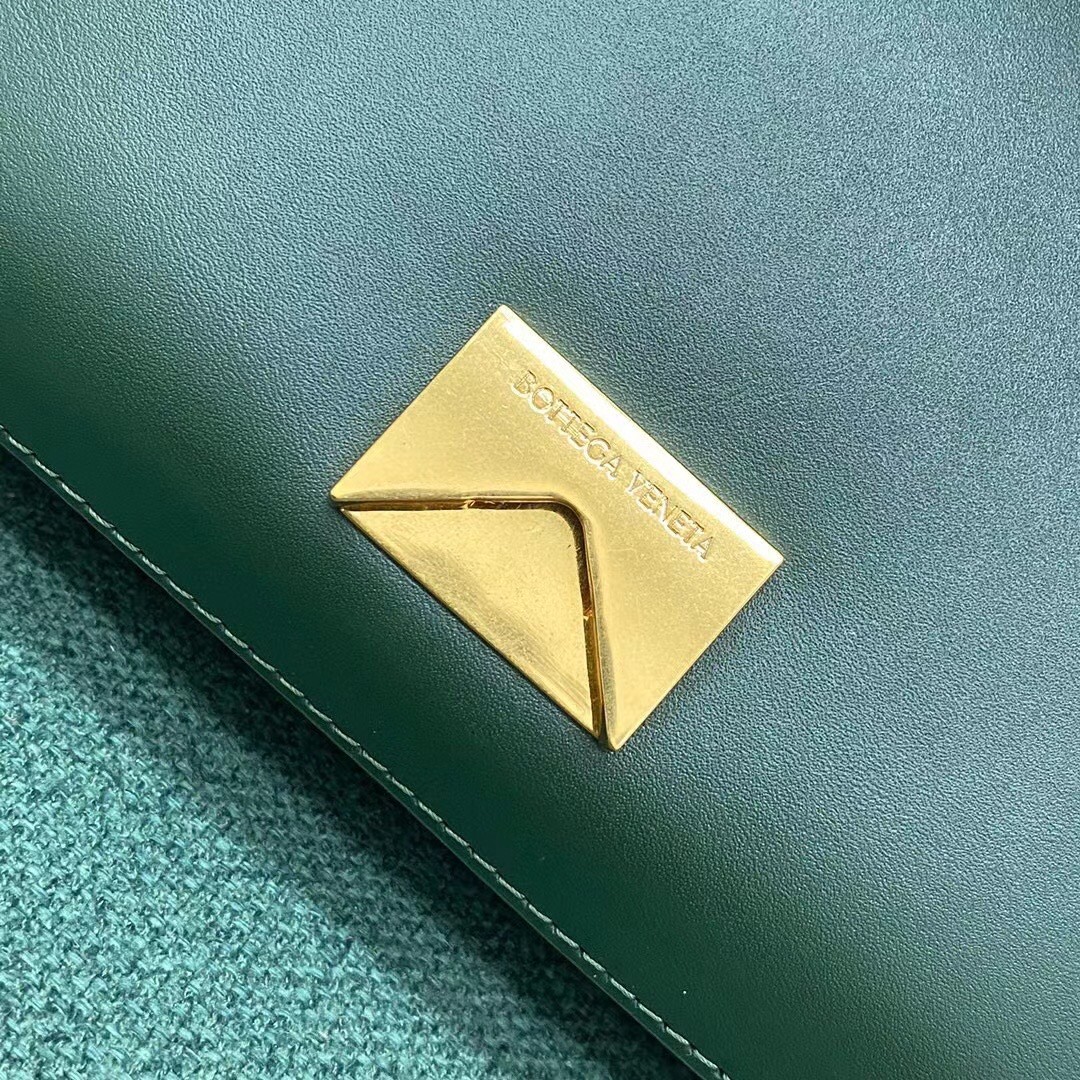 bo*te*ga Ve*ne*ta mount small bag in green calfskin