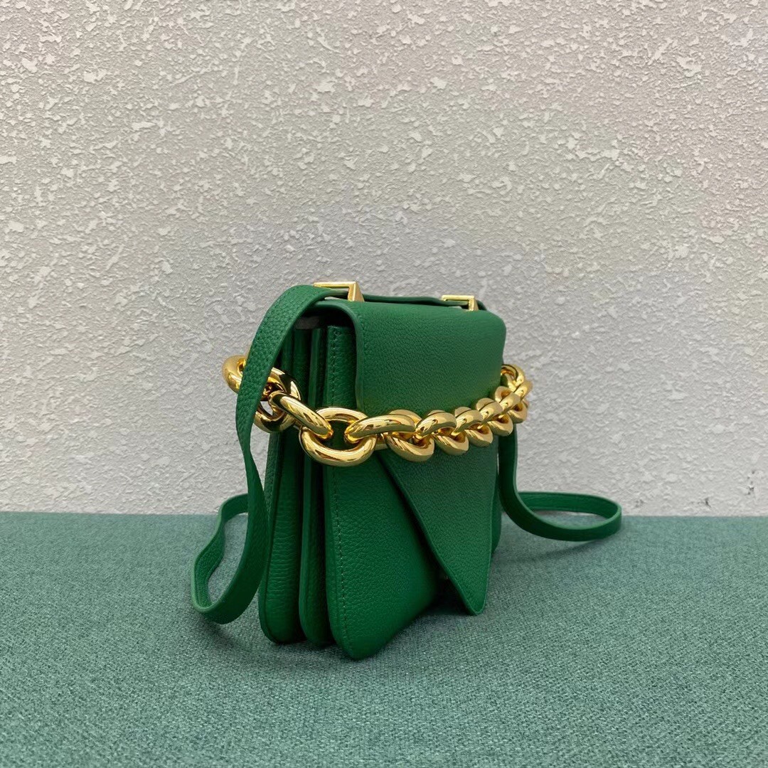 bo*te*ga Ve*ne*ta mount small bag in green leather