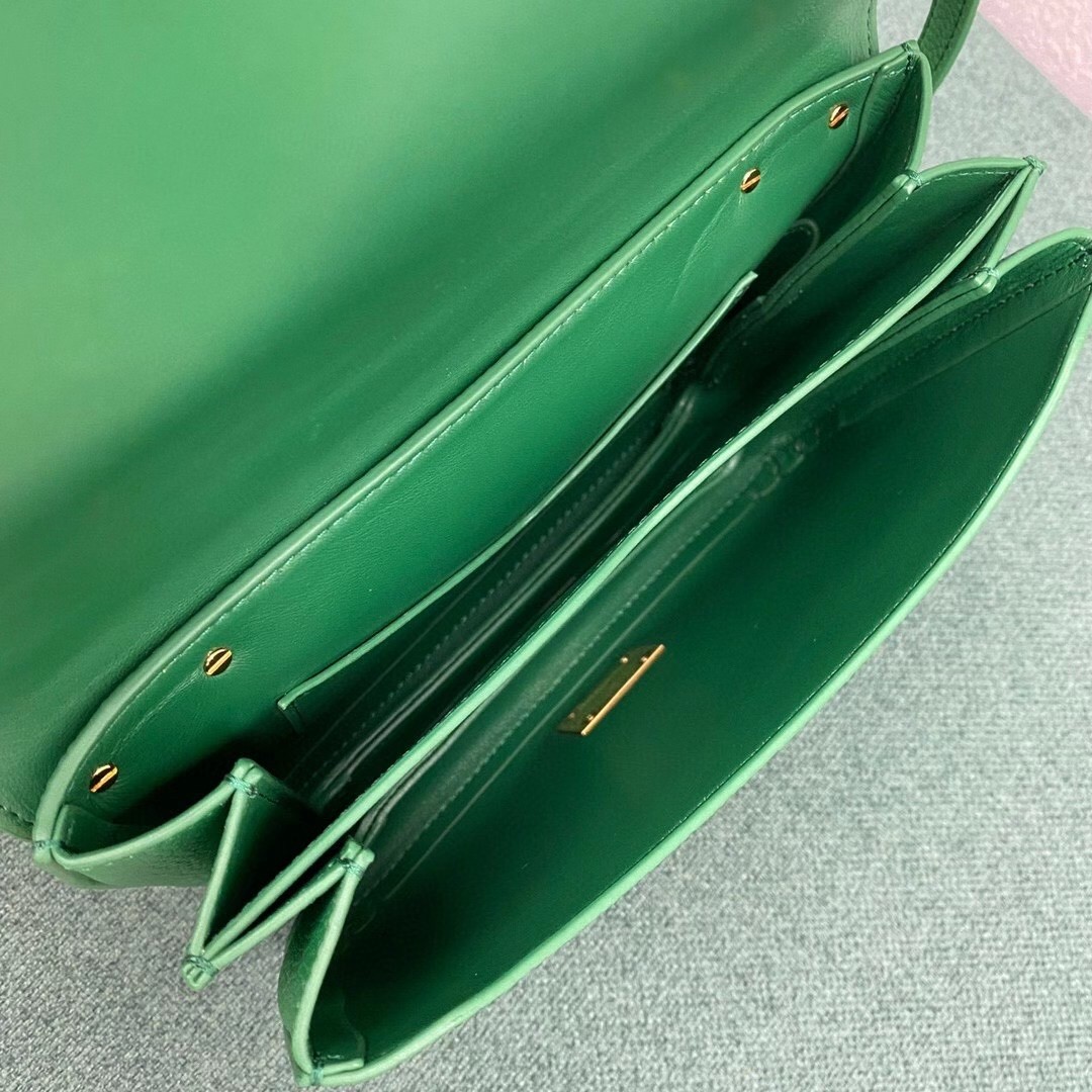 bo*te*ga Ve*ne*ta mount small bag in green leather