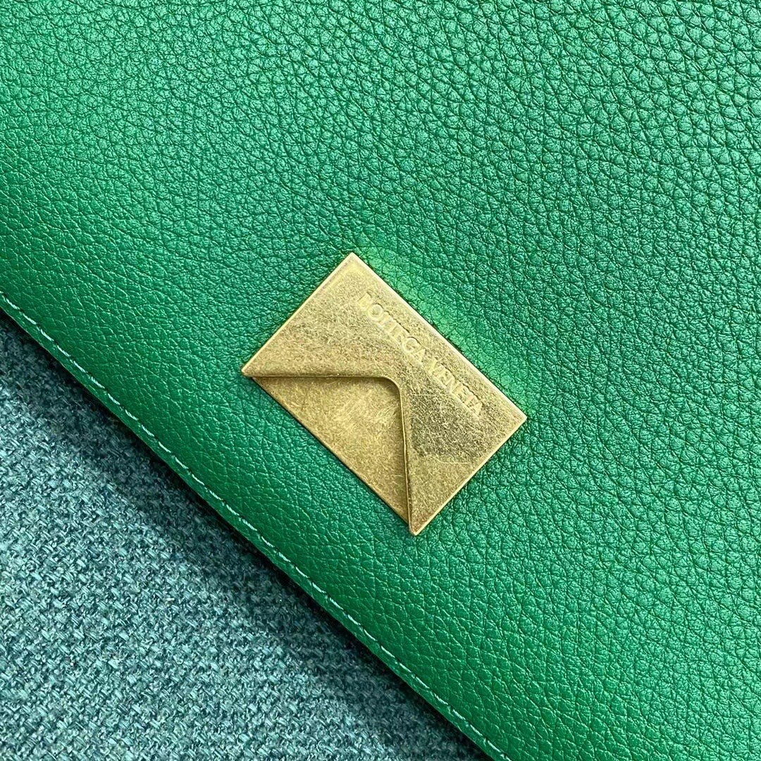 bo*te*ga Ve*ne*ta mount small bag in green leather
