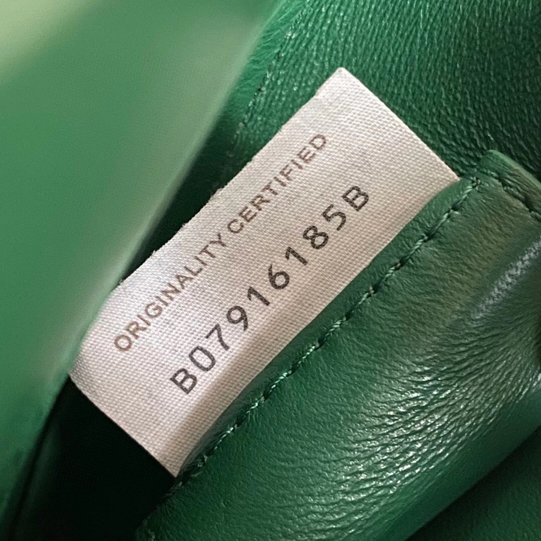 bo*te*ga Ve*ne*ta mount small bag in green leather