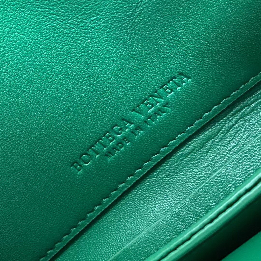 bo*te*ga Ve*ne*ta mount small bag in green leather