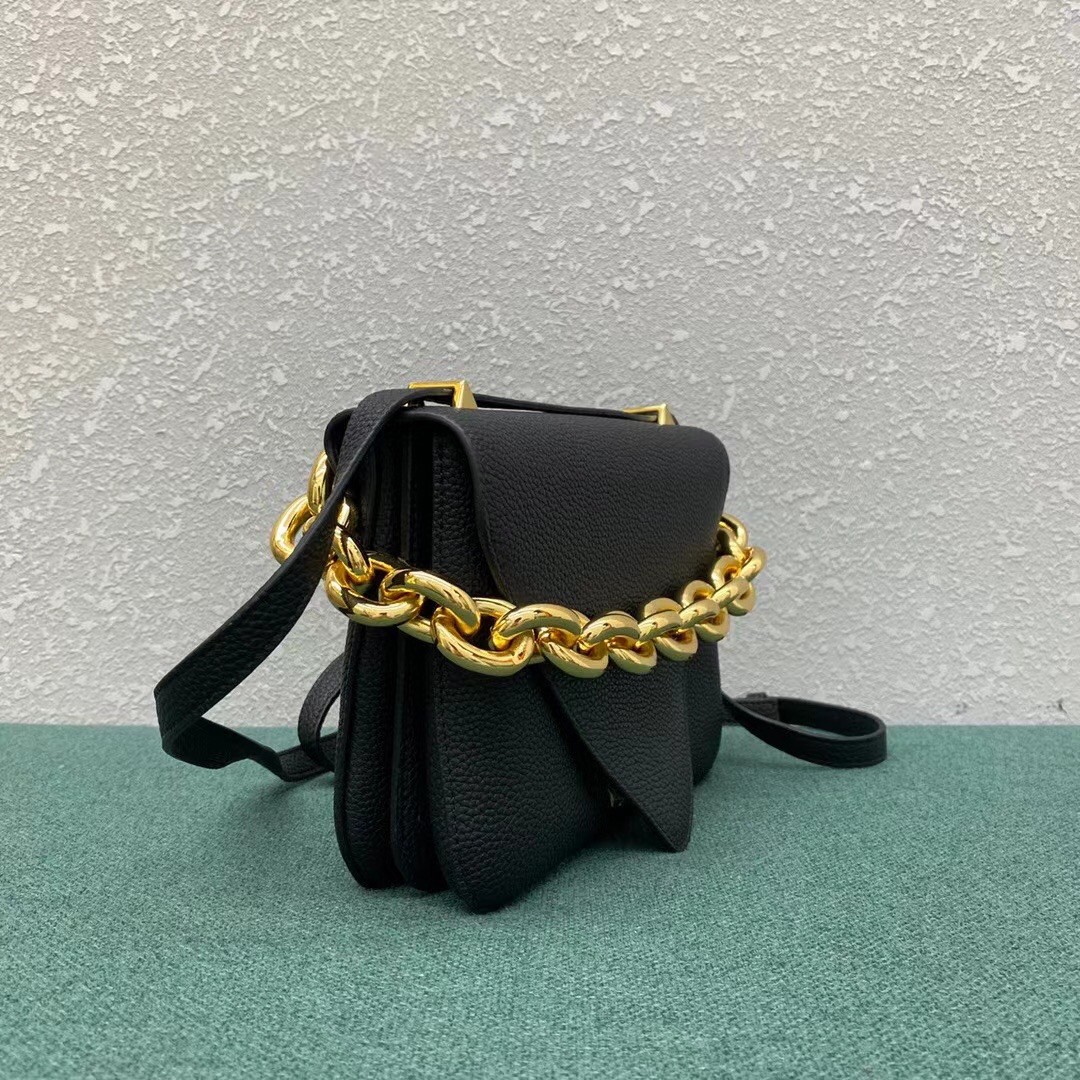 bo*te*ga Ve*ne*ta mount small bag in black leather