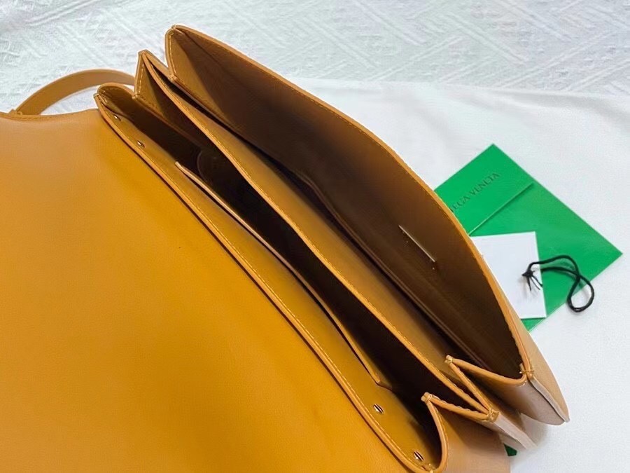 bo*te*ga Ve*ne*ta mount medium envelope bag in cob calfskin