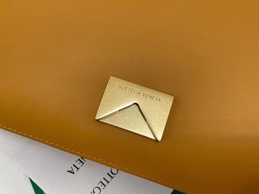 bo*te*ga Ve*ne*ta mount medium envelope bag in cob calfskin