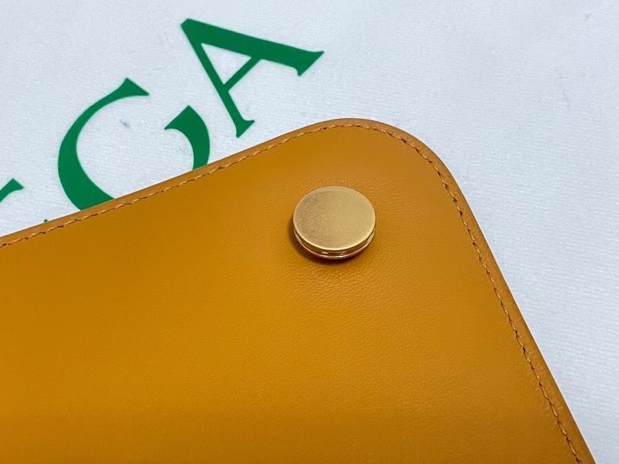 bo*te*ga Ve*ne*ta mount medium envelope bag in cob calfskin