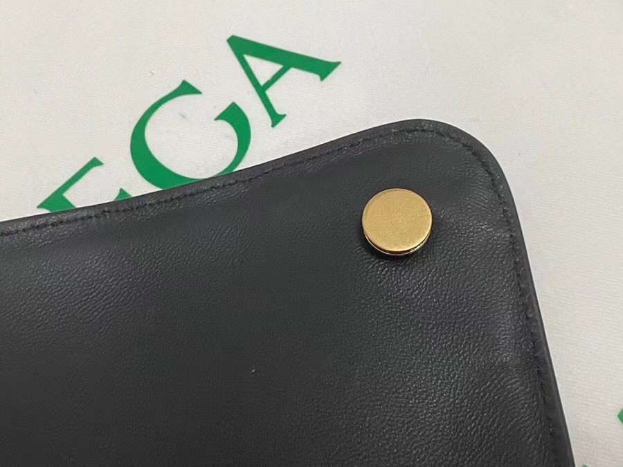 bo*te*ga Ve*ne*ta mount medium envelope bag in black calfskin