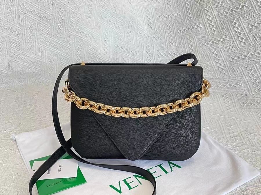 bo*te*ga Ve*ne*ta mount medium envelope bag in black leather