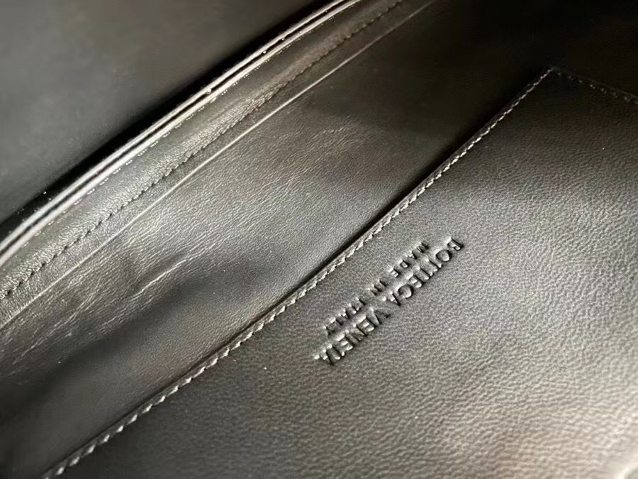 bo*te*ga Ve*ne*ta mount medium envelope bag in black leather
