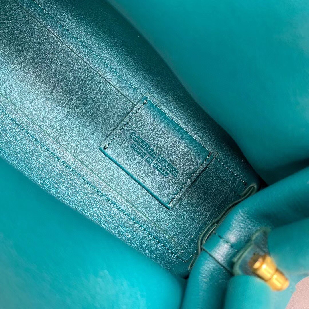 bo*te*ga Ve*ne*ta small point top handle bag in mallard nappa leather