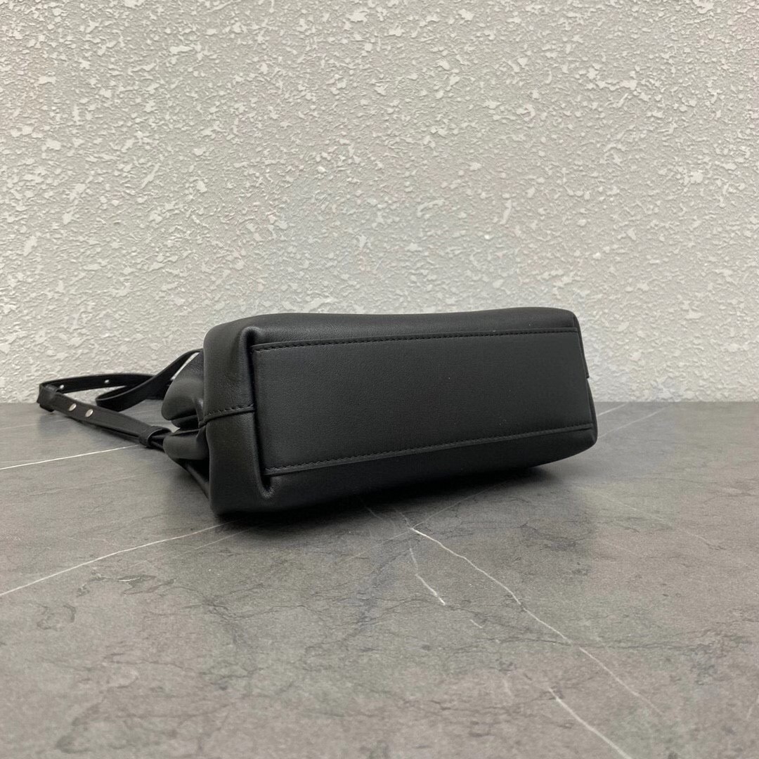 bo*te*ga Ve*ne*ta small point top handle bag in black leather