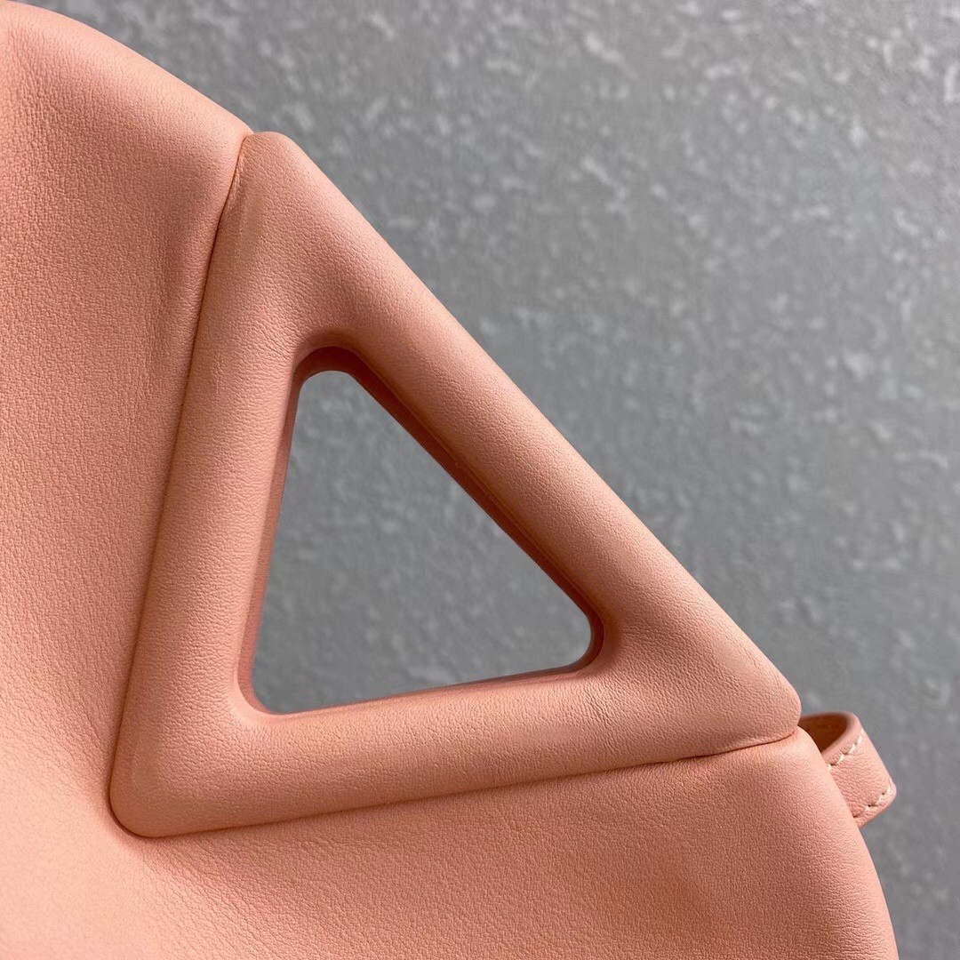 bo*te*ga Ve*ne*ta small point top handle bag in peachy leather