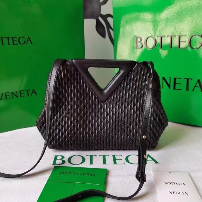 bo*te*ga Ve*ne*ta small point bag in black quilted leather