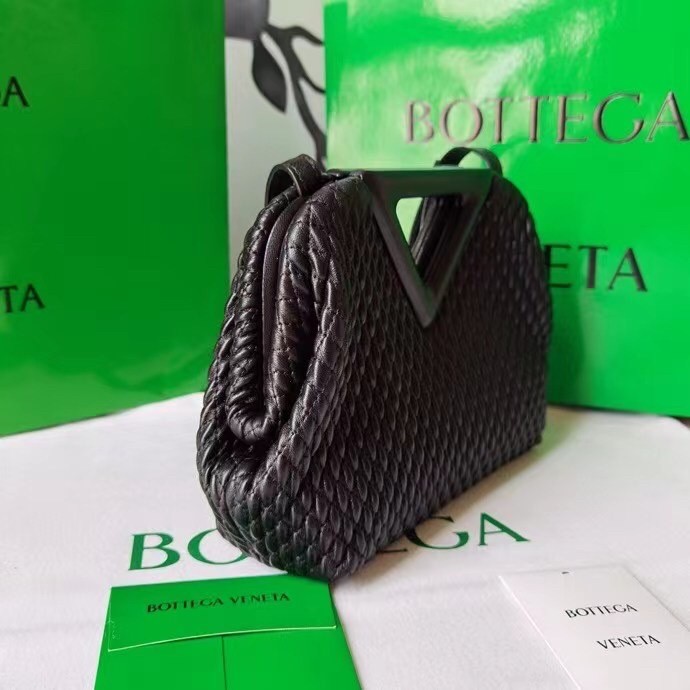 bo*te*ga Ve*ne*ta small point bag in black quilted leather