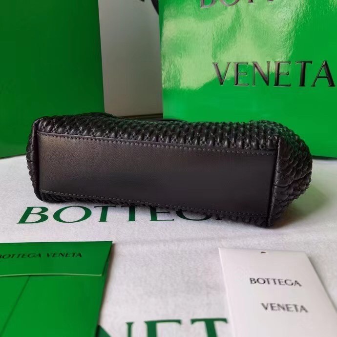 bo*te*ga Ve*ne*ta small point bag in black quilted leather