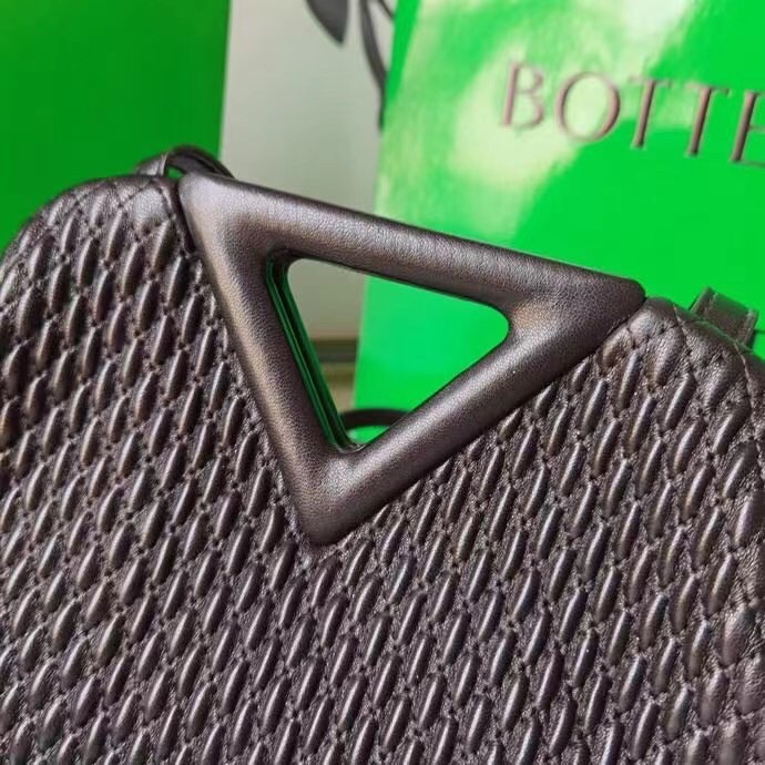 bo*te*ga Ve*ne*ta small point bag in black quilted leather