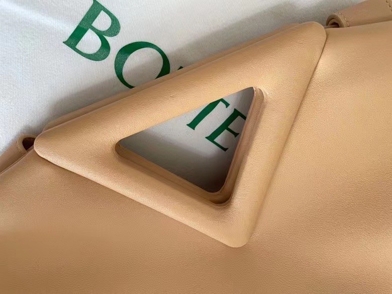 bo*te*ga Ve*ne*ta medium point top handle bag in beige leather