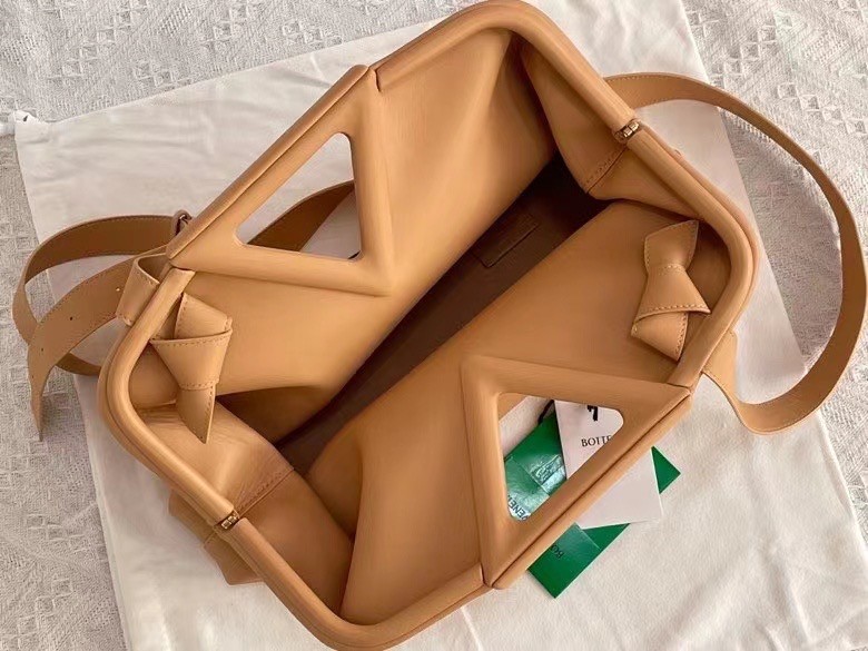 bo*te*ga Ve*ne*ta medium point top handle bag in beige leather