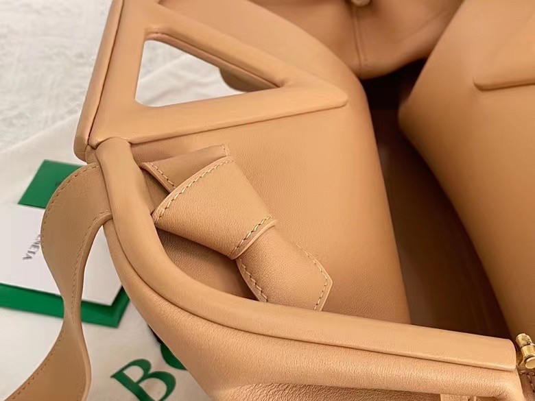bo*te*ga Ve*ne*ta medium point top handle bag in beige leather