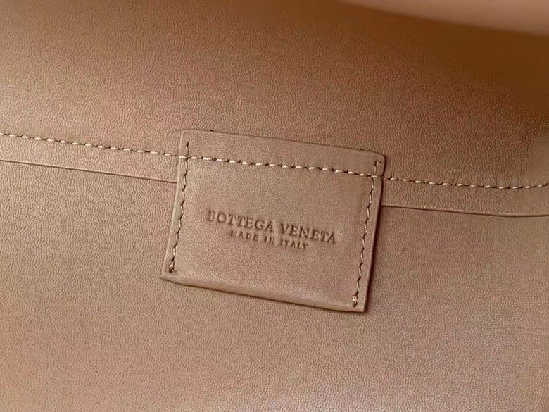 bo*te*ga Ve*ne*ta medium point top handle bag in beige leather