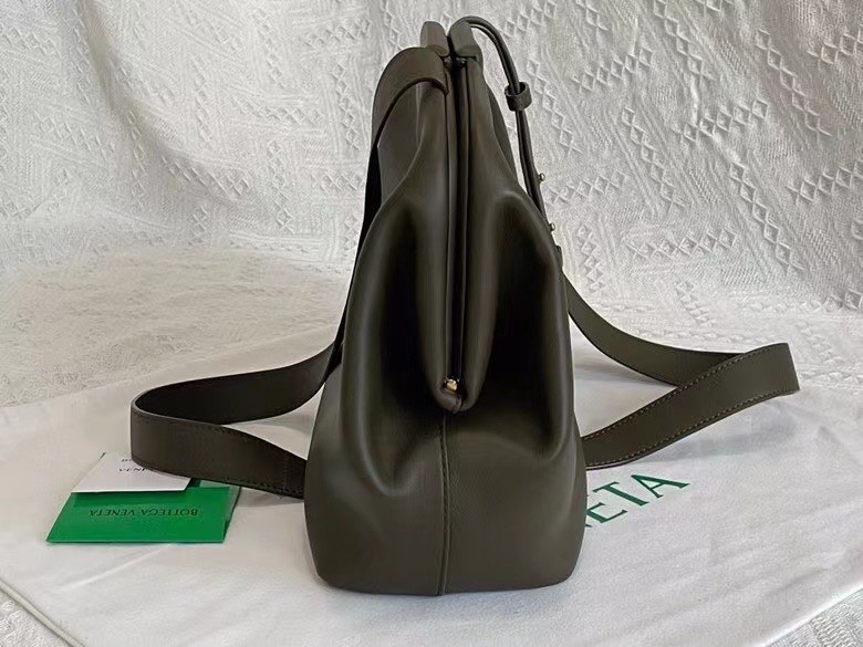 bo*te*ga Ve*ne*ta medium point top handle bag in camping leather