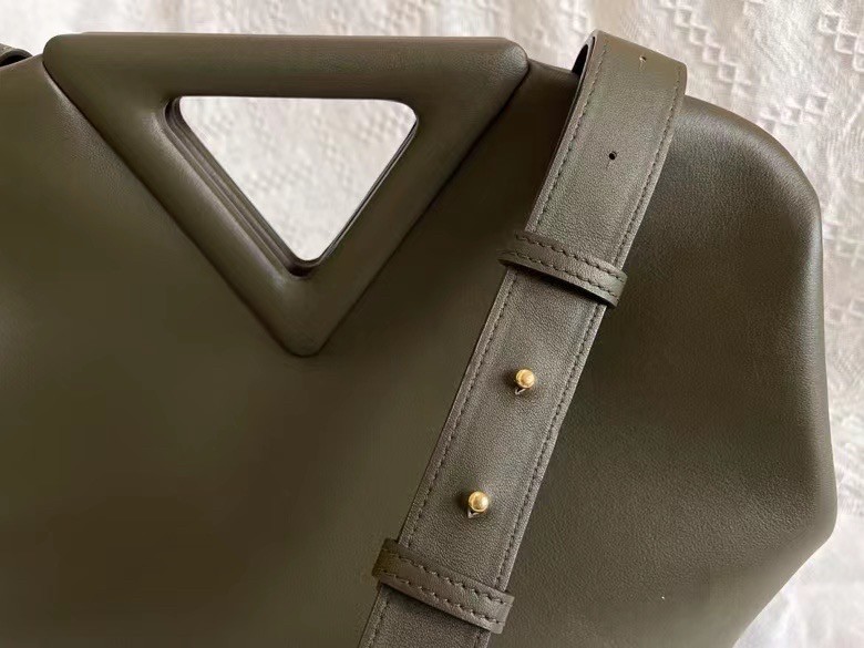 bo*te*ga Ve*ne*ta medium point top handle bag in camping leather