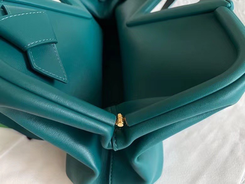 bo*te*ga Ve*ne*ta medium point top handle bag in mallard leather