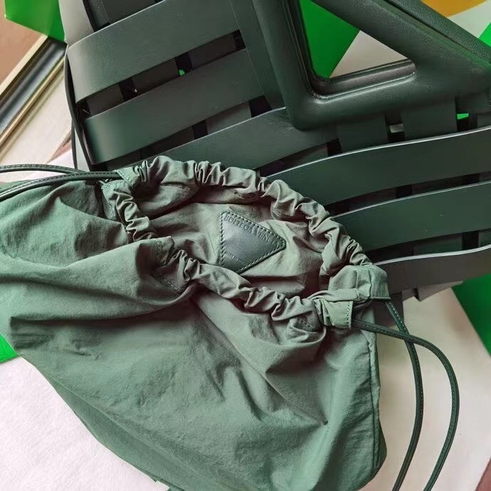 bo*te*ga Ve*ne*ta medium point bag in green intrecciato leather