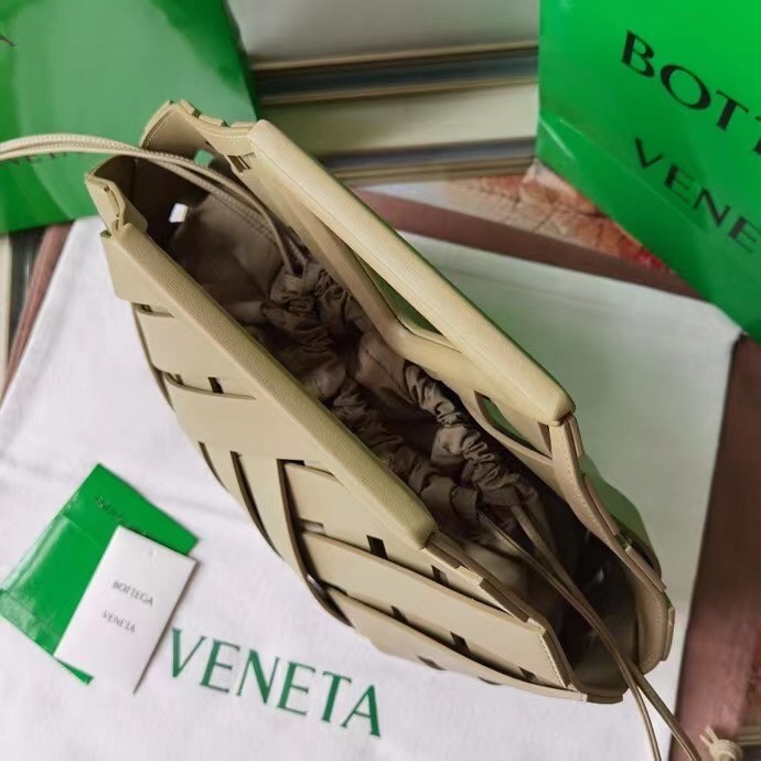 bo*te*ga Ve*ne*ta medium point bag in taupe intrecciato leather
