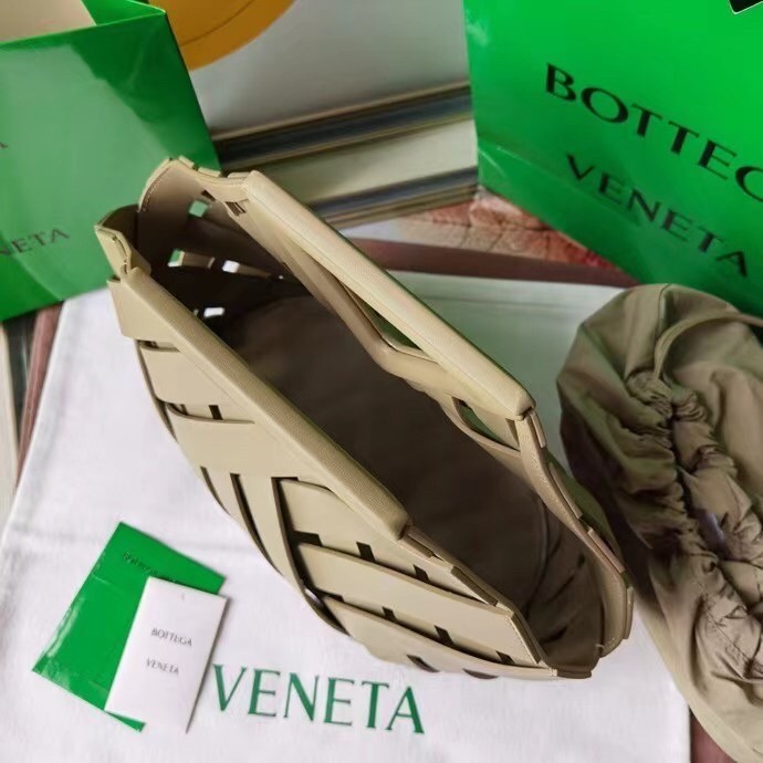 bo*te*ga Ve*ne*ta medium point bag in taupe intrecciato leather