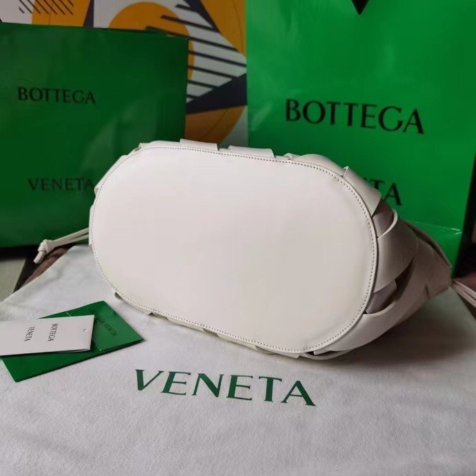 bo*te*ga Ve*ne*ta medium point bag in white intrecciato leather