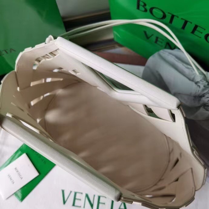 bo*te*ga Ve*ne*ta medium point bag in white intrecciato leather