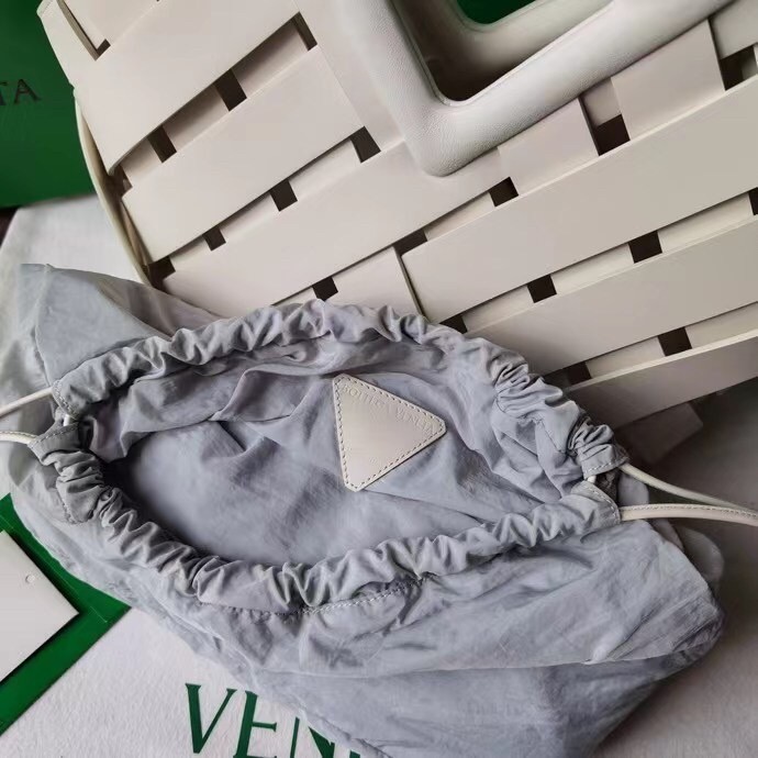 bo*te*ga Ve*ne*ta medium point bag in white intrecciato leather