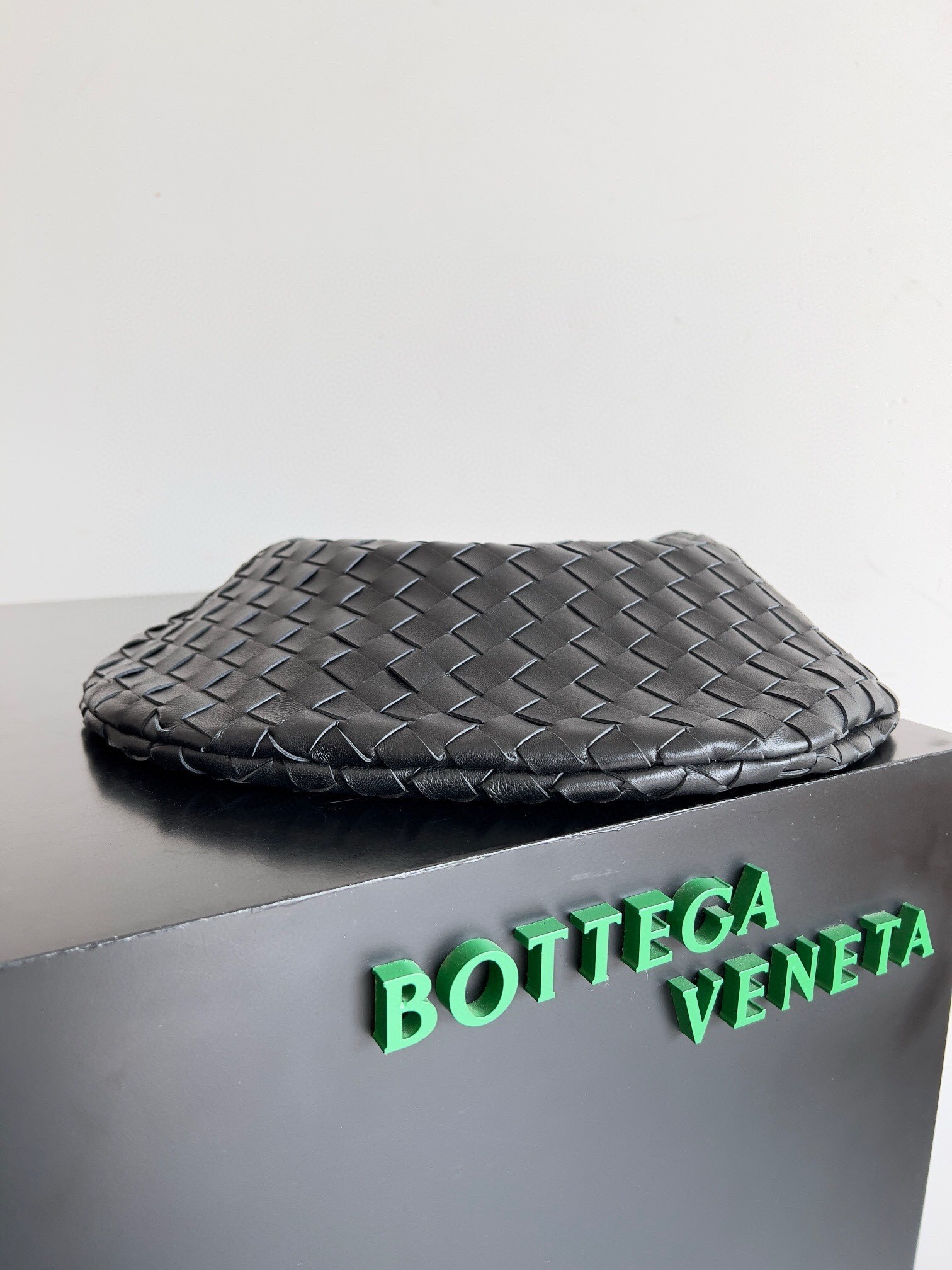 bo*te*ga Ve*ne*ta sardine small bag with chain in black lambskin